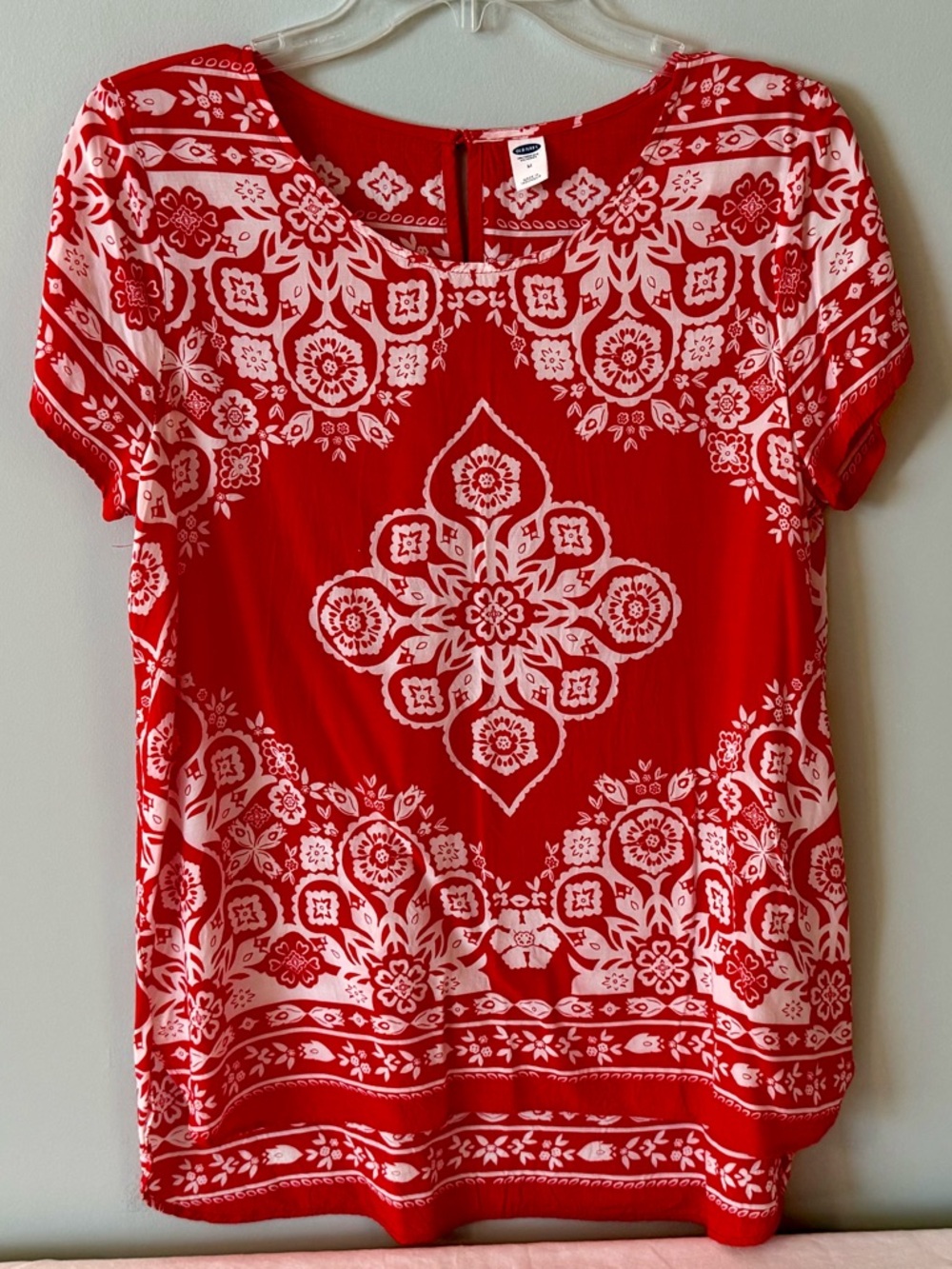 Old Navy Lightweight Red & White Floral Medallion Short Sleeve Women's Top, Sz M